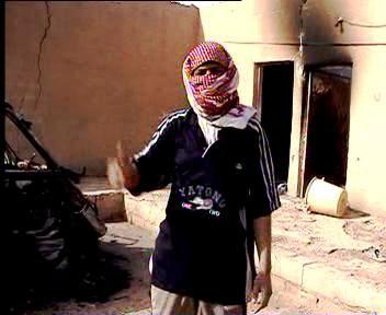 Un abitante di Al-Fursan con i volto coperto